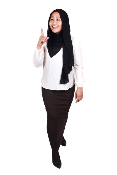 Muslimische Frau mit kluger Idee, Blick nach oben, Ganzkörperporträt — Stockfoto