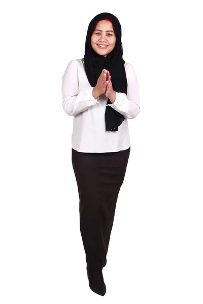Muslimische Frau lächelt freundlich und zeigt Grußgeste, Ganzkörperporträt — Stockfoto