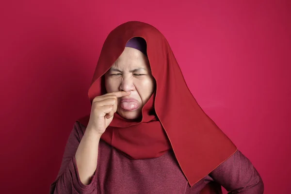 Azji muzułmanin lady Zamknij jej nos — Zdjęcie stockowe