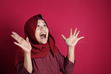 Mutlu bir şey tebrik kazanan jest Müslüman kadının gösterir 