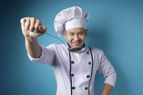 Chef masculino asiático que hace la sopa, cucharón de la herramienta de la cocina del tenedor del chef —  Fotos de Stock