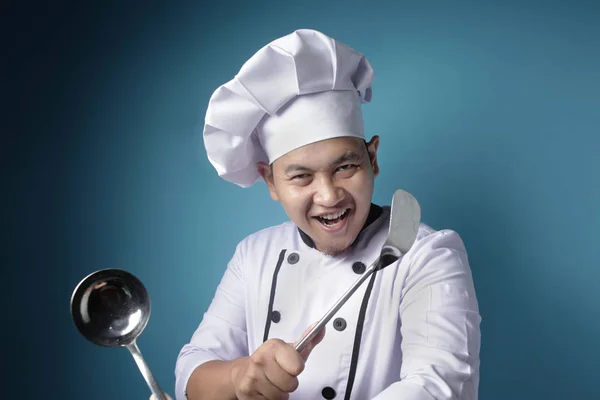 Kungfu Chef, Homme asiatique Chef tenant louche et spatule, prêt à — Photo