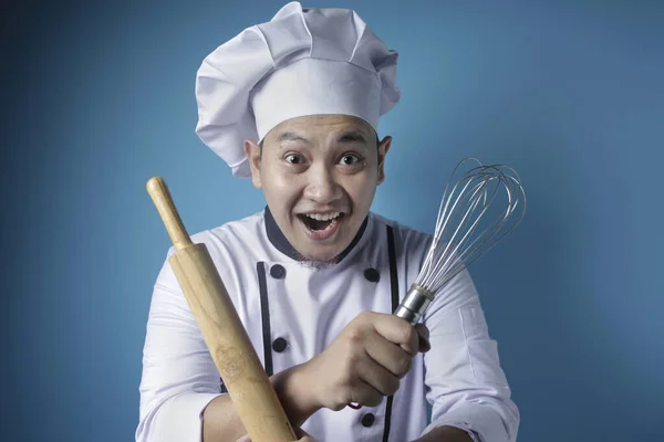 Chef asiatique, Baker Holding Kitchen Tools, prêt à cuisiner — Photo
