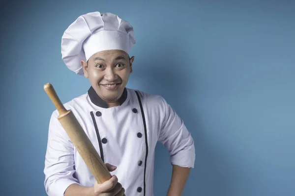 Aziatisch man chef-kok, bakker Holding keuken gereedschap rollende pin — Stockfoto