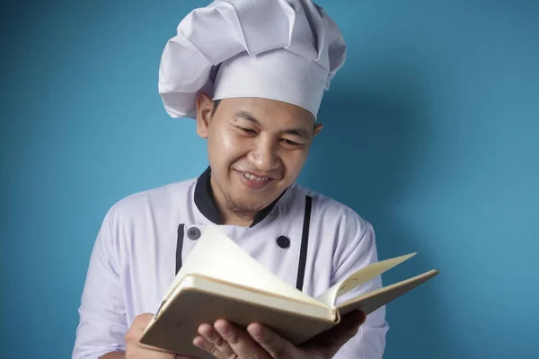 Aziatische Mannelijke Chef Lezen Boek van Recepten — Stockfoto