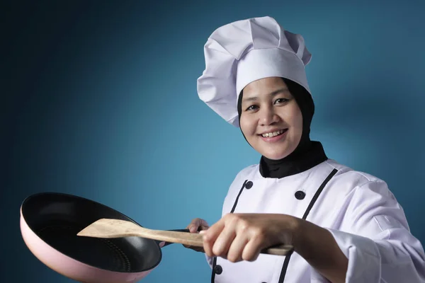 Mujer asiática cocinera lista para cocinar, Chef sosteniendo herramientas de cocina Spatu —  Fotos de Stock