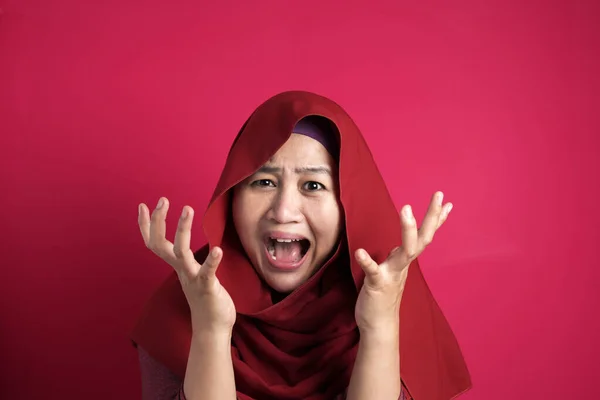 ショー怒っているジェスチャーでイスラム教徒女性 — ストック写真