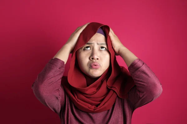 Benadrukte moslim dame met hoofdpijn — Stockfoto