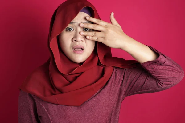 Moslim vrouw Peeking door haar vingers — Stockfoto