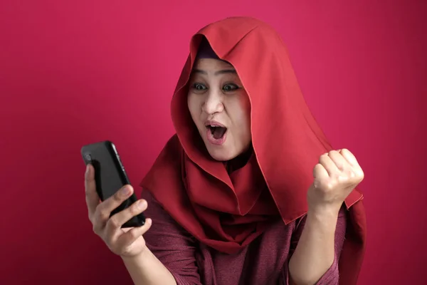 Junge muslimische Frau erhält gute Nachrichten auf ihrem Handy — Stockfoto