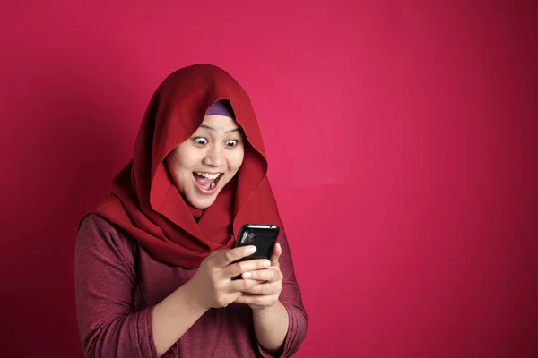 Молода мусульманка отримає хороші новини на її телефоні — стокове фото