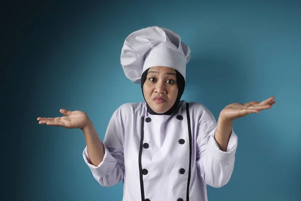 Aziatische vrouwelijke chef-kok Shrugging schouder, ik weet niet gebaren — Stockfoto