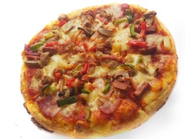 Etli, jambonlu, mantarlı ve sebzeli pizza.