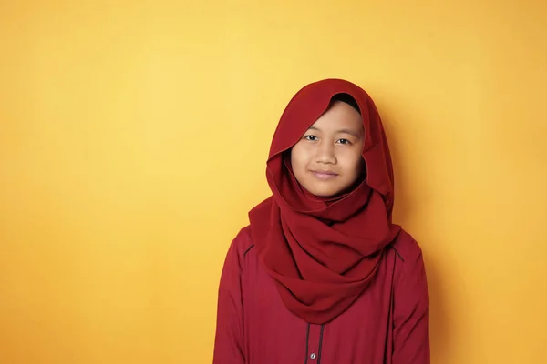 Asiático musulmán adolescente chica usando hiyab sonriendo en cámara — Foto de Stock