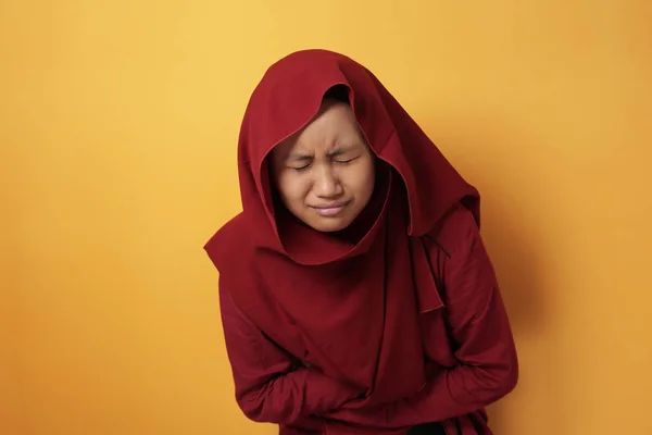 Ásia muçulmano teen menina vestindo hijab sofrer de estômago Ache — Fotografia de Stock