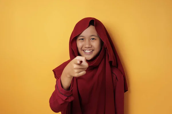 Ásia muçulmano teen menina vestindo hijab sorrindo e apontando para — Fotografia de Stock