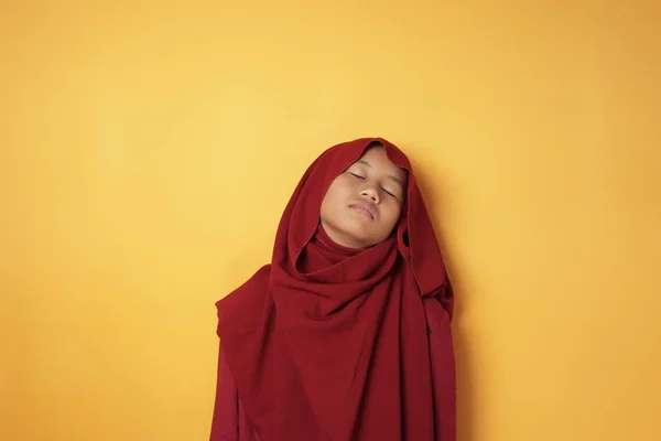 Ásia muçulmano teen menina vestindo hijab parece cansado e sonolento — Fotografia de Stock