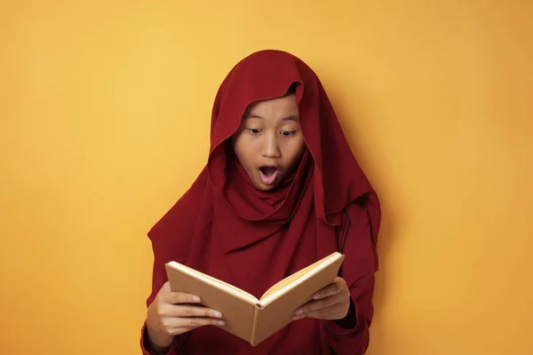 Азиатская мусульманская девочка-подросток в хиджабе шокирована и взволнована, когда — стоковое фото