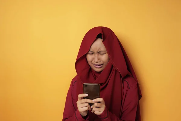 Asiatische muslimische Teenager-Mädchen weint traurig, wenn sie schlechte Nachrichten auf — Stockfoto