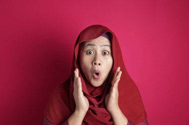 Şirin Müslüman Bayan gösterir açık ağız ile sürpriz yüz şok