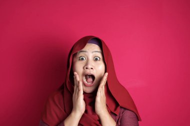 Şirin Müslüman Bayan gösterir açık ağız ile sürpriz yüz şok