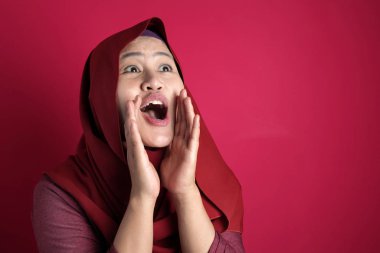 Müslüman Kadın Bağırıyor ve Bağırıyor
