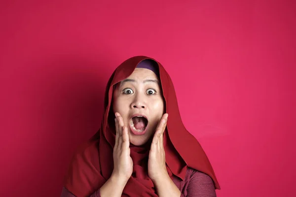 Cute Muslim Lady Menunjukkan Terkejut Wajah dengan Open Mouth — Stok Foto