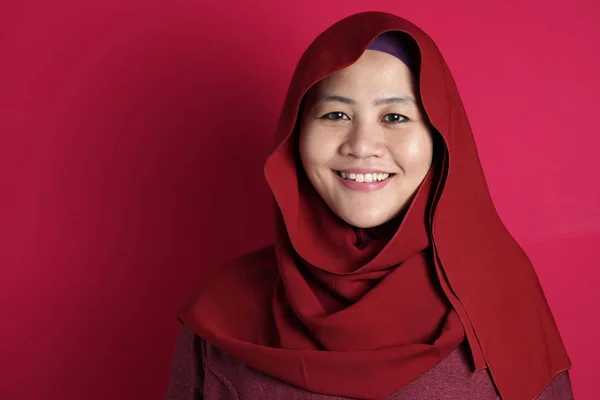 Boldog barátságos muszlim nő mosolyog a kamerába — Stock Fotó