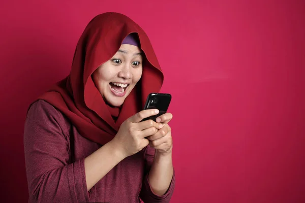 Mladá muslimka Získejte v telefonu dobré zprávy — Stock fotografie