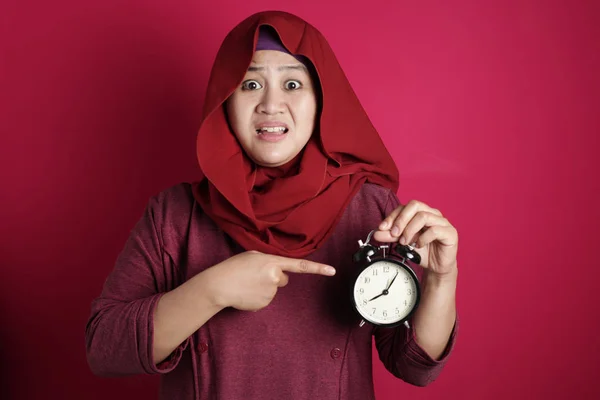 Wanita Muslim Terlambat dan Khawatir Melihat Jam — Stok Foto