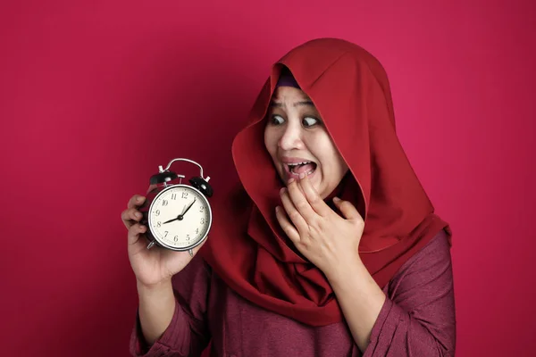 Femme musulmane en retard et inquiète en regardant l'horloge — Photo
