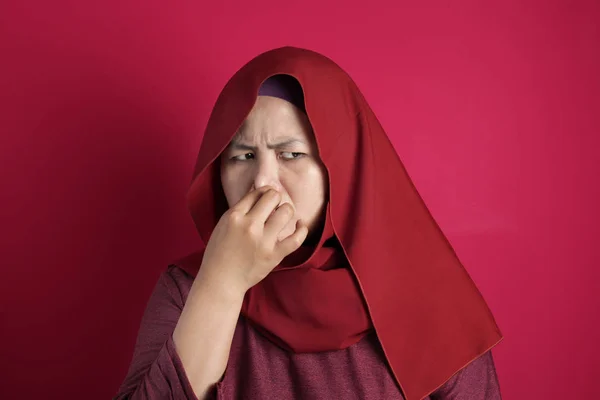 Ásia muçulmano senhora fechar ela nariz — Fotografia de Stock