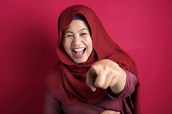 Мусульманская леди смеется счастливое выражение — стоковое фото