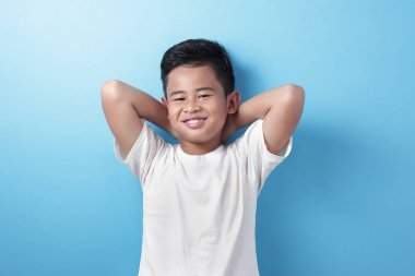 Sevimli Asyalı Çocuk Kameraya Bakıyor ve Gülümsüyor