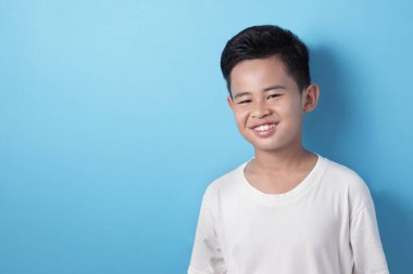 Sevimli Asyalı Çocuk Kameraya Bakıyor ve Gülümsüyor