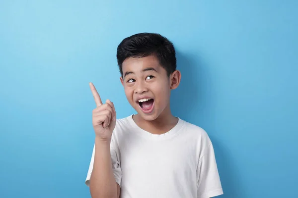 Happy Asian boy pointing finger up, having idea gesture — 스톡 사진