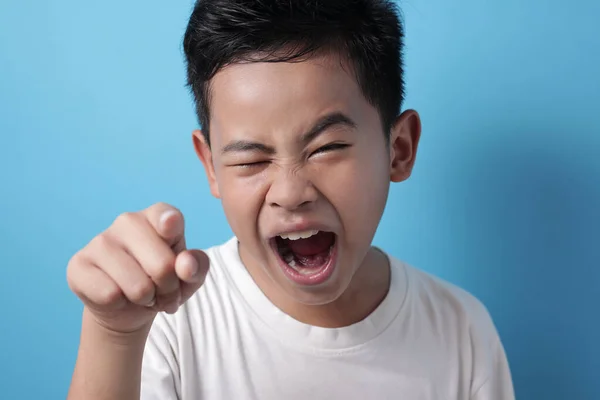 Asiático menino rindo duro, rir da expressão da câmera — Fotografia de Stock
