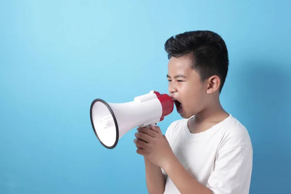 Asiático chico gritando con megáfono — Foto de Stock