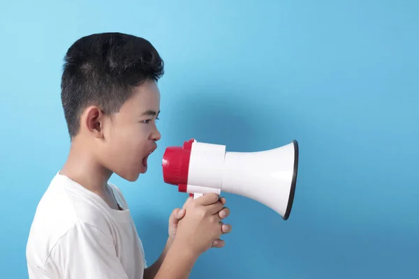 Asiático chico gritando con megáfono — Foto de Stock