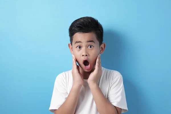 Asian boy shocked surprised looking at camera with big eyes and open mouth — 스톡 사진