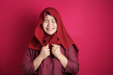 Üzgün Asyalı Müslüman Kadın Ağlıyor