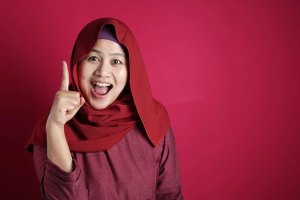 Muszlim nő, amelynek ragyogó ötlet, nézi a kamera mosolygó és P — Stock Fotó