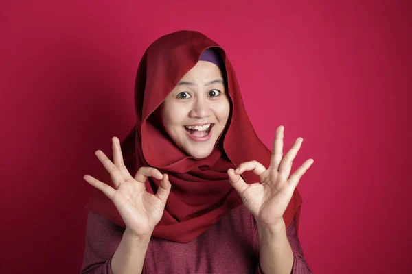 Muslim Woman Shows OK Sign Gesture — ストック写真