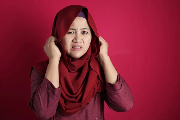 Wanita Muslim Asia Tutup Telinga-nya — Stok Foto