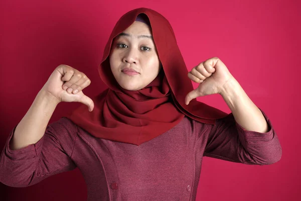 Wanita Muslim yang percaya diri tersenyum dan menunjuk dirinya sendiri — Stok Foto