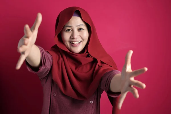 Wanita Muslim tersenyum dengan tangan terbuka untuk memeluk — Stok Foto