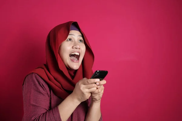 Donna musulmana sorpreso di vedere qualcosa di sopra quando si utilizza il telefono — Foto Stock