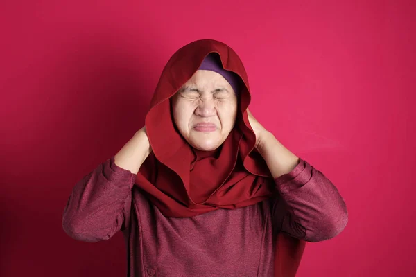 Asiática musulmana dama cerrar sus oídos —  Fotos de Stock