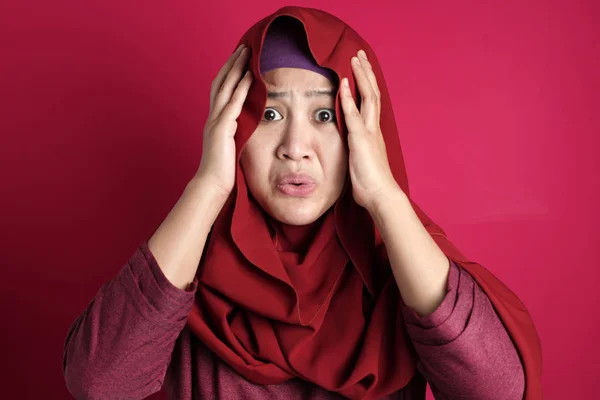 Hermosa asiático musulmán mujer usando hijab shocked a ver someth —  Fotos de Stock