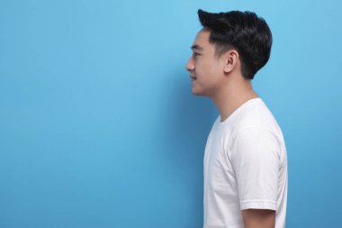 Genç Asyalı adamın yandan görünüşü